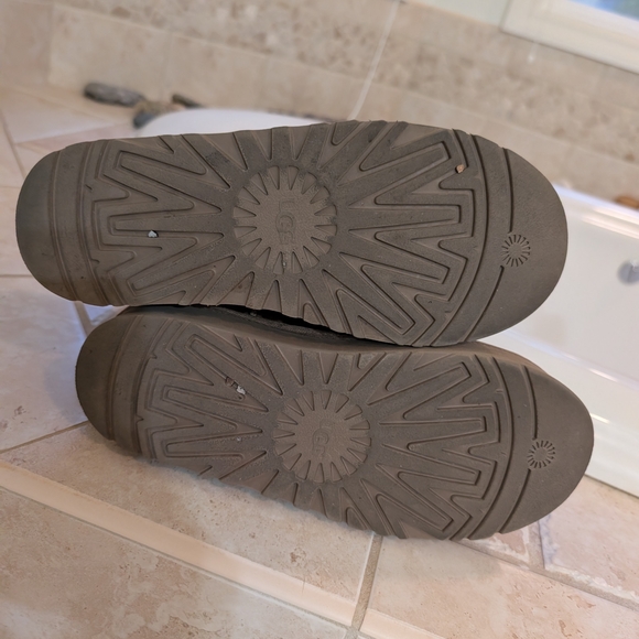 UGG Platform Tan (Chestnut) Sheepskin Kids Boots - Picture 4 of 8